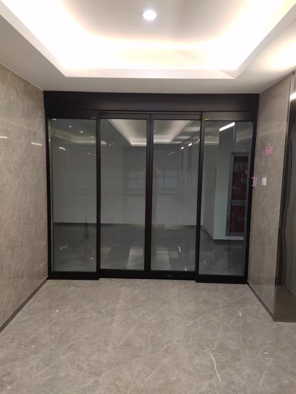 新北区玻璃伸缩门