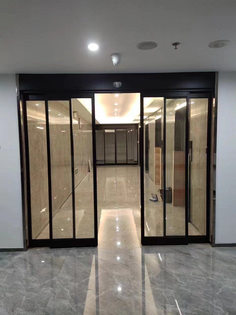 新北区玻璃伸缩门